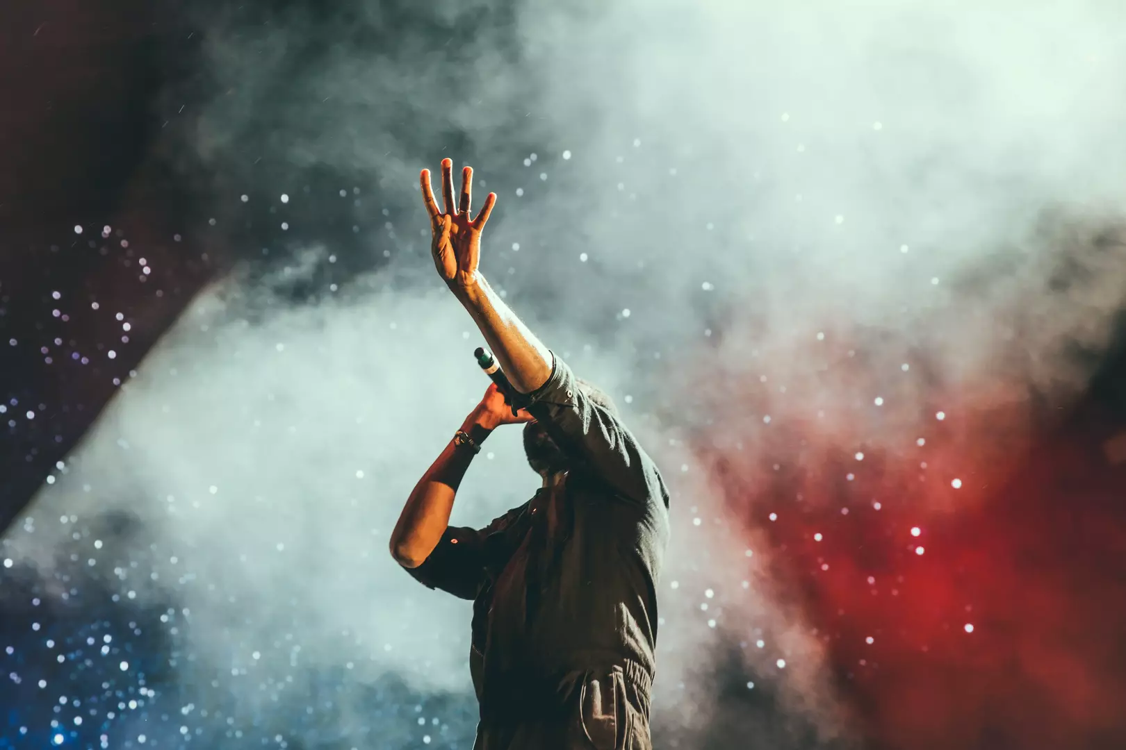 Photo d'une personne qui chante lors d'un concert