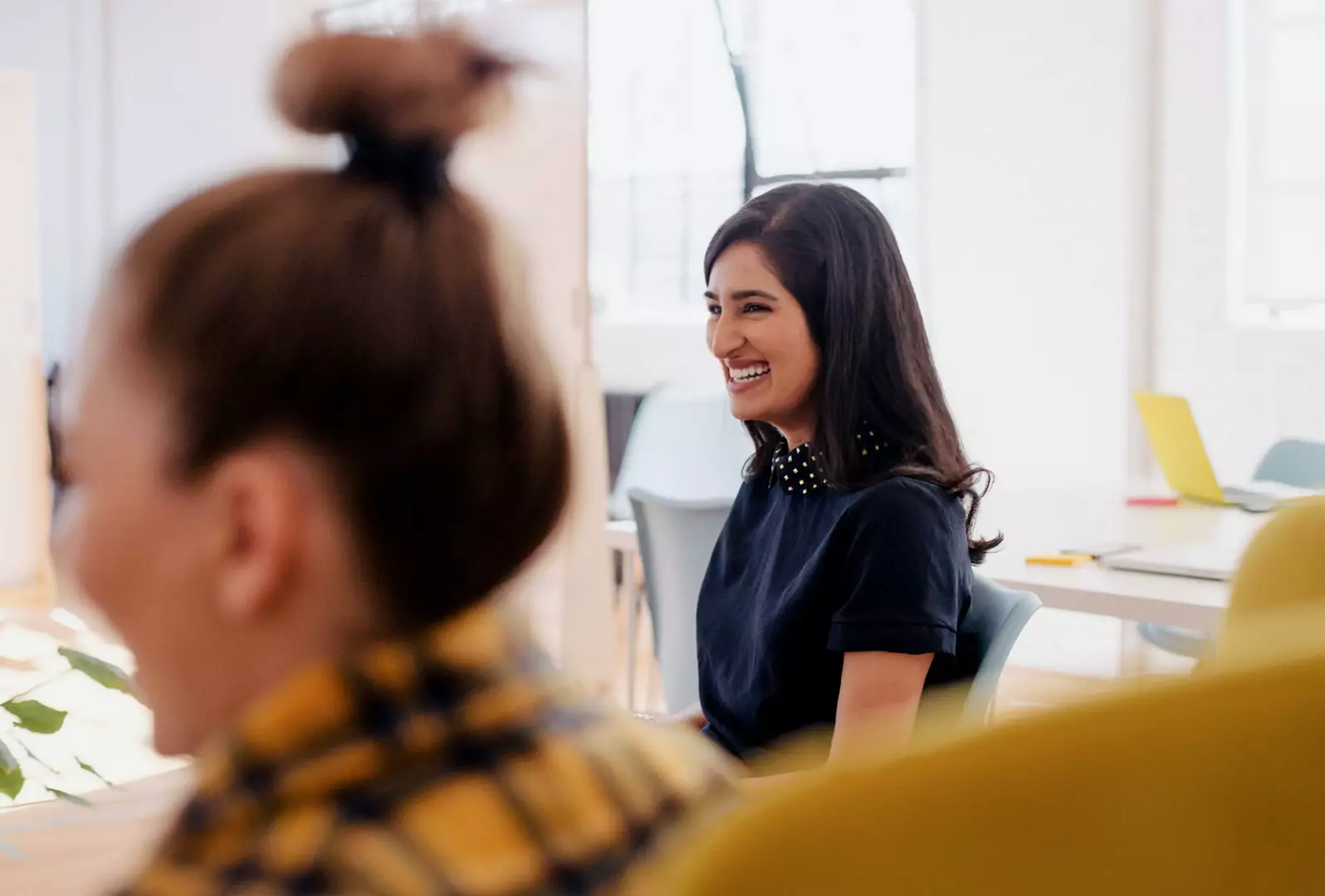 Photo portrait d'entreprise d'une personnes dans un bureau avec le sourire