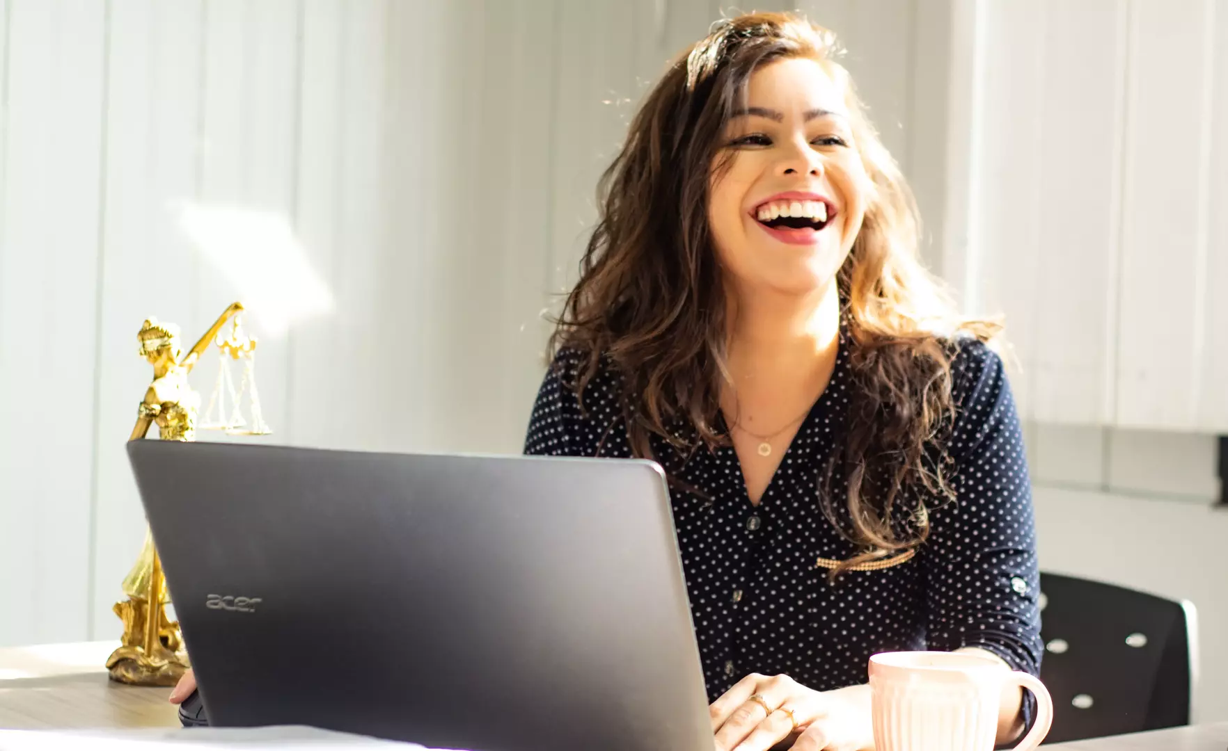 Photo portrait d'entreprise d'une personnes dans un bureau avec le sourire