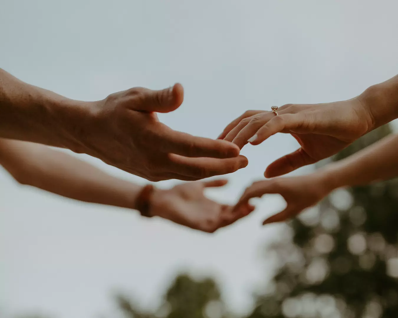 Photo de personnes se tenant par la main lors d'un mariage