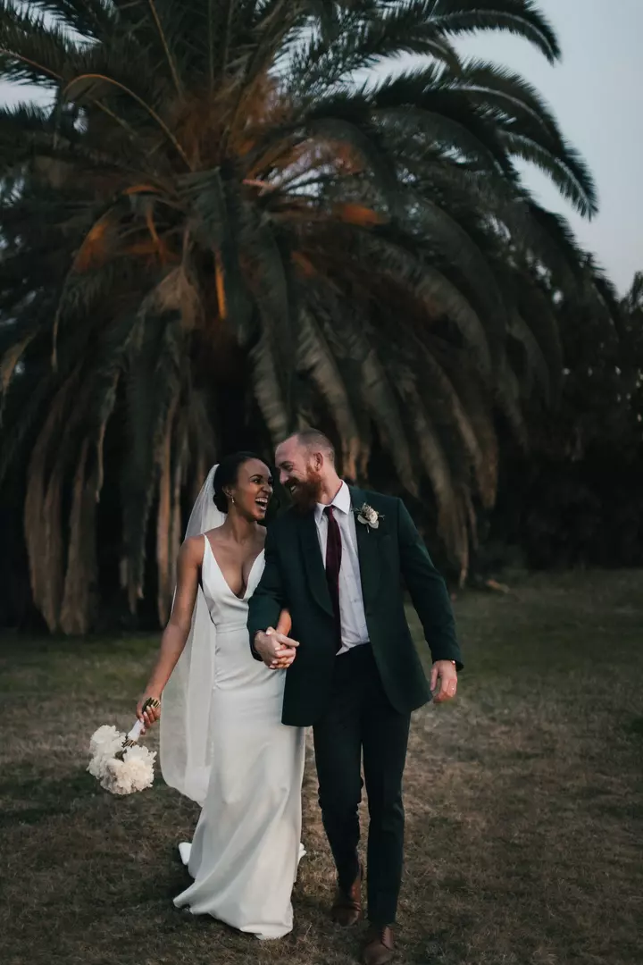 Photo d'un couple se tenant par la main lors d'un mariage